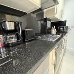4 Wharncliffe Drive