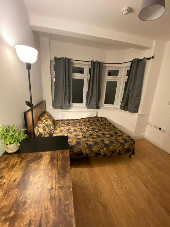 Guest house 4 Wharncliffe Drive Hanwell