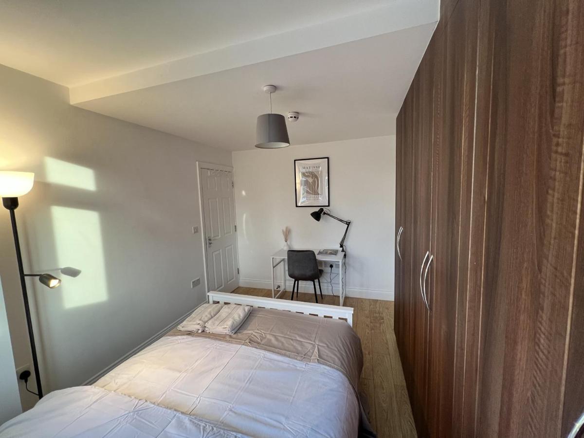4 Wharncliffe Drive * Hanwell
