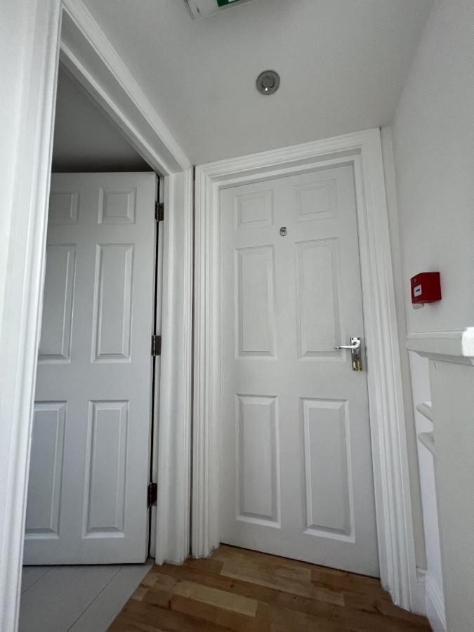 Guest house 4 Wharncliffe Drive Hanwell