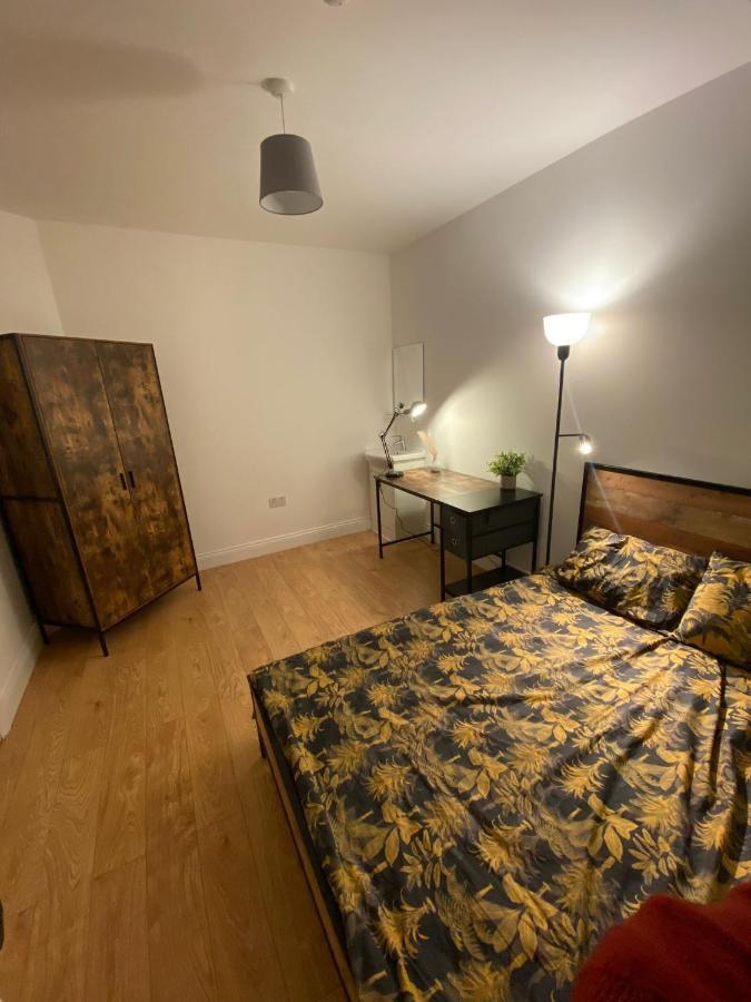 4 Wharncliffe Drive * Hanwell