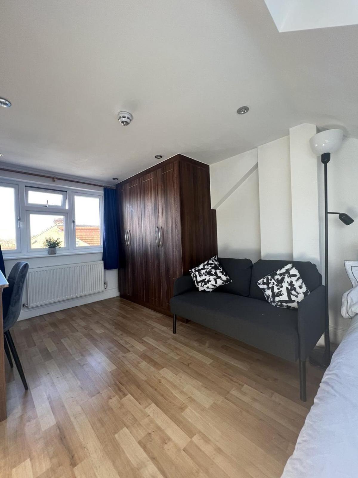 4 Wharncliffe Drive Guest house Hanwell