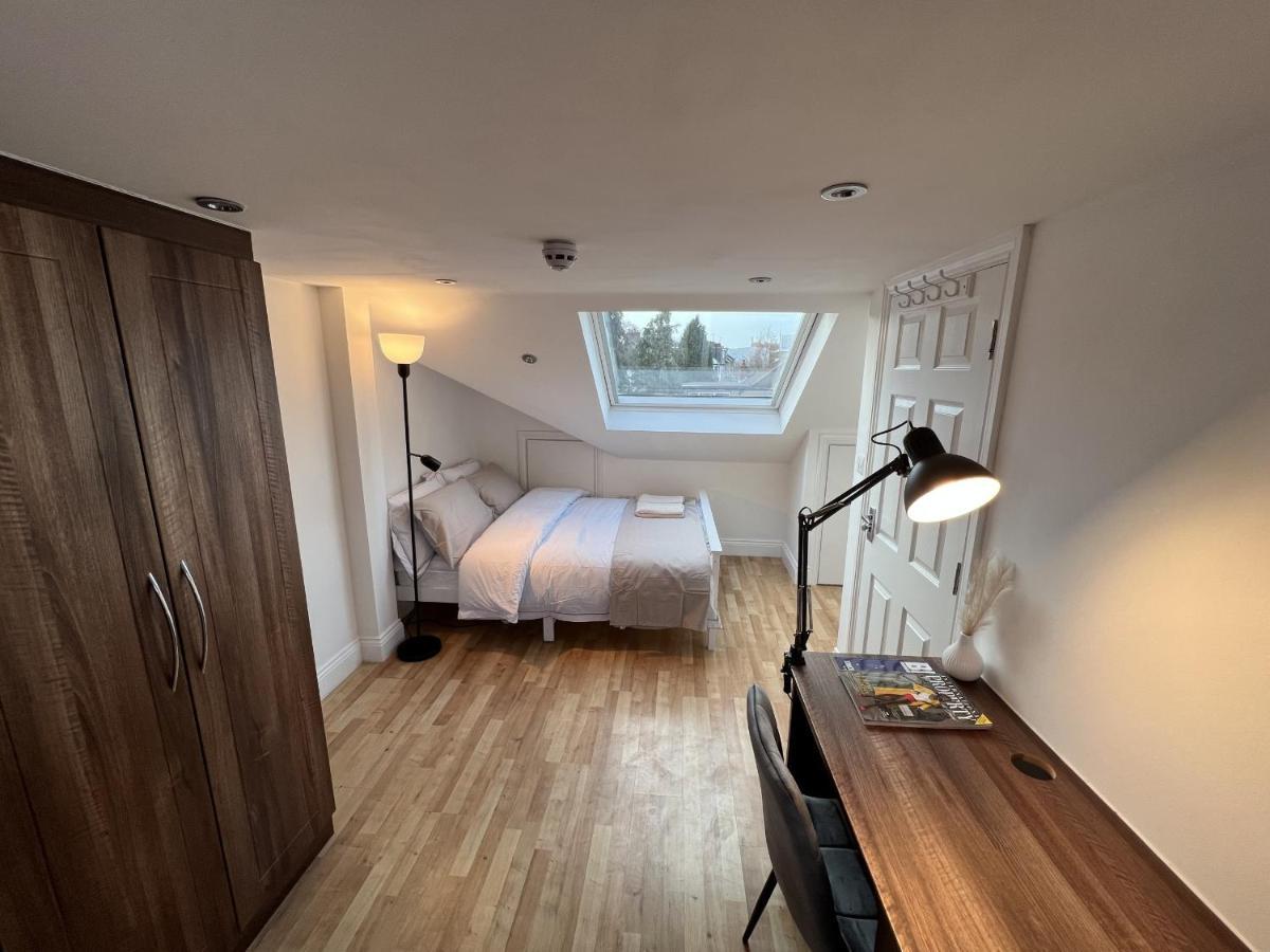 4 Wharncliffe Drive * Hanwell